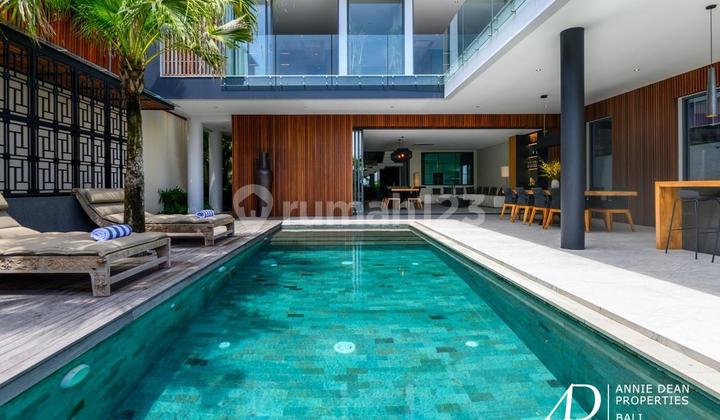 FREEHOLD MODERN MULTI-LEVEL VILLA WITH PANORAMIC VIEWS OVER JIMBARAN BAY