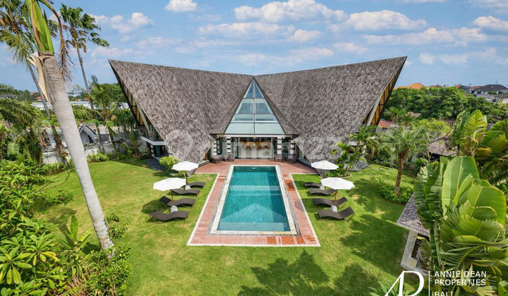 FREEHOLD 4-BEDROOM VILLA WITH UNIQUE ARCHITECTURE IN PADONAN FREEHOLD 4-BEDROOM VILLA WITH UNIQUE ARCHITECTURE IN PADONAN