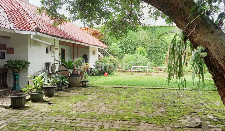 Ready-to-Occupy Beautiful House with Strategic Location on Jl Kertosono, Menteng, Central Jakarta 2