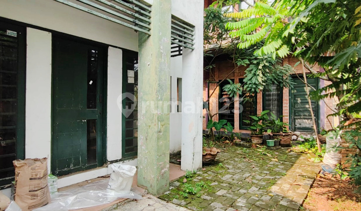 Nice Ready-to-Occupy Clean and Lush House in Graha Bintaro, South Tangerang 2