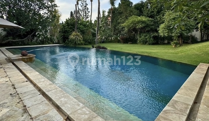 Beautiful and Serene Balinese Resort House in Kemang
