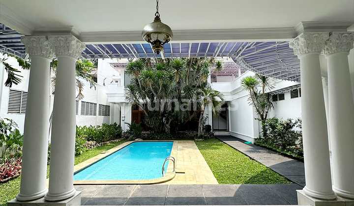 Rumah Asri Bergaya Classic Dikawasan Prestigious