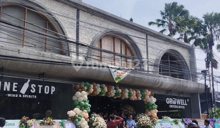 2nd Floor Shop House on Batubelig Main Road Seminyak