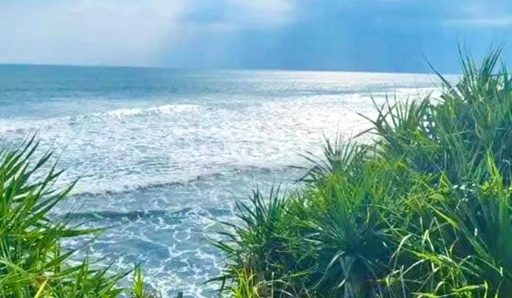 Pesisir Pantai di Pantai Nyanyi Tabanan Bali Zona Wisata