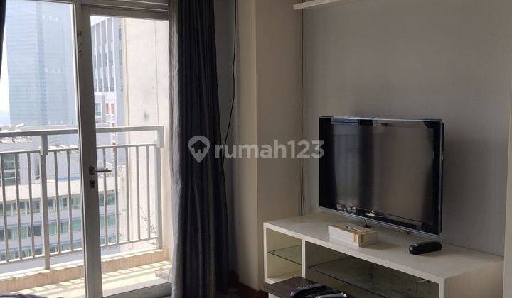 Sewa Apartemen Cosmo Mansion 2 Bedroom Lantai Tengah Furnished 1