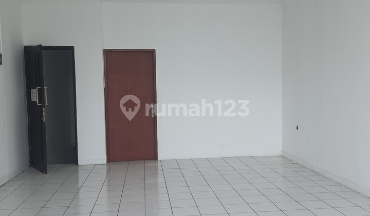 3-Storey City Center Shop House Ready for Use, Located in the Central Business District. 2