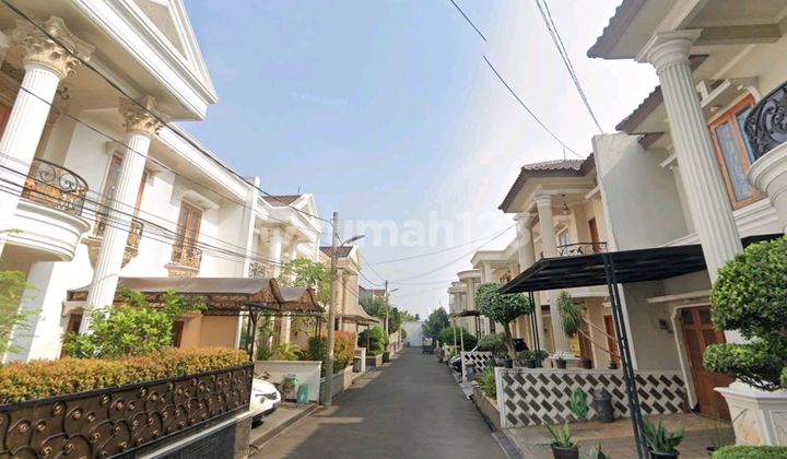 Town House in Unilever Housing Complex, Pesanggrahan, South Jakarta 2