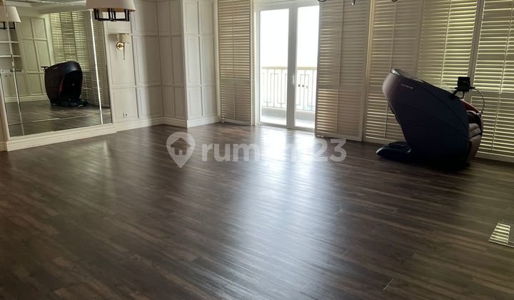 Disewakan Apartemen Botanica 3 Kamar Tidur Lantai Tengah Furnished