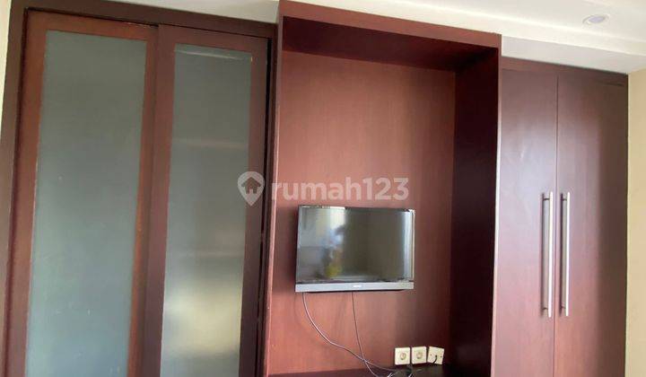 Disewakan Apartemen Cosmo Mansion 1 Bedroom Lantai Tengah Furnished 2