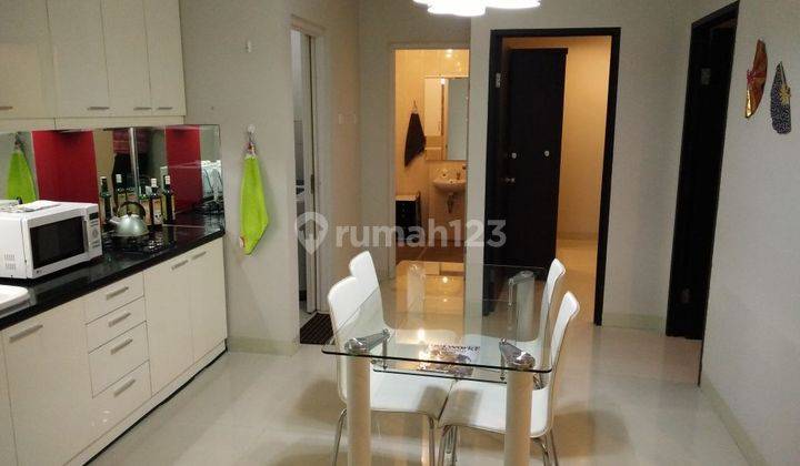 Sewa Apartemen Cosmo Mansion 2 Bedroom Lantai Sedang View Pool City 2