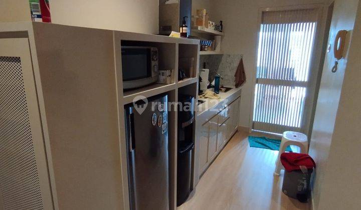 Dijual Apartemen Cosmo Mansion 1 Bedroom Lantai Sedang Furnish Baru 2