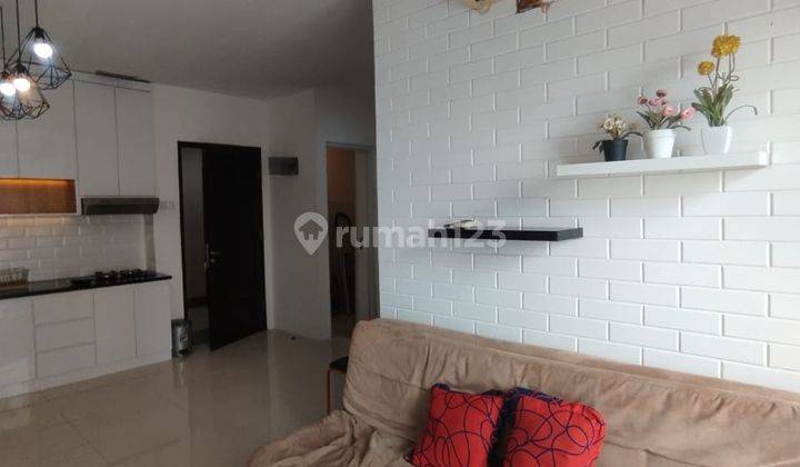 Dijual Apartemen Cosmo Mansion 2 Bedroom Lantai Sedang Furnished 1