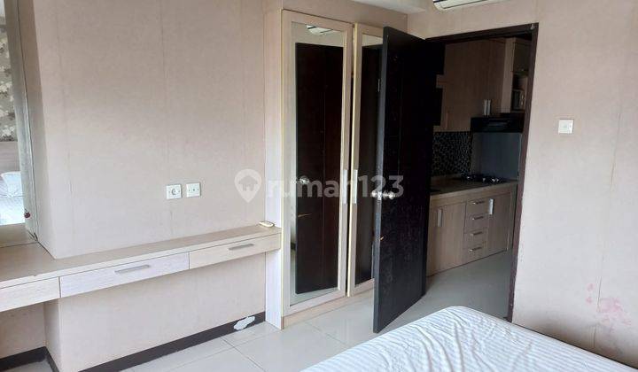 Sewa Apartemen Cosmo Mansion 1 Bedroom Lantai Tengah 2