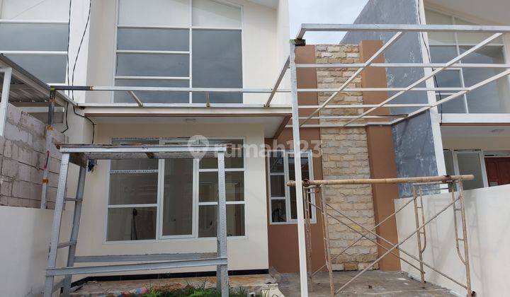 Rumah Modern Desain Villa Lokasi Strategis Dekat Kantor Dispenduk 2