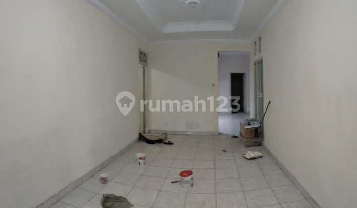 Beautiful Clean House on Main Road, Perfect for Living, Office, and Business. 2