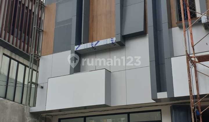 Ruko Komersial Bagusss...!!!!! Ditebet Cocok untuk Tempat Usaha .. Kantor.. Resto... Lokasi di Jalan Raya Besar .. Bangunan Mewah .. Bagus.. Lokasi Strategis . Bebas Banjir