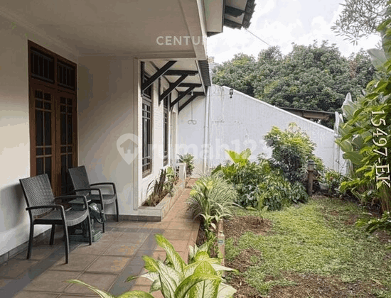 Dijual Rumah dengan Halaman Luas Hommy di Dekat Tanah Kusir