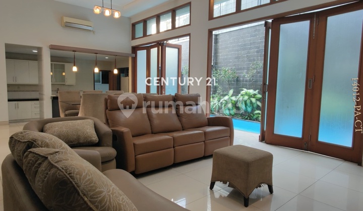 Disewakan Rumah dengan Pool Lokasi Strategis Dekat ke Scbd Senaya 2