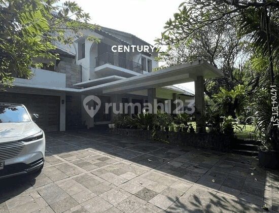 Dijual Rumah Denga Lokasi Strategis Depan Taman di Darmawangsa