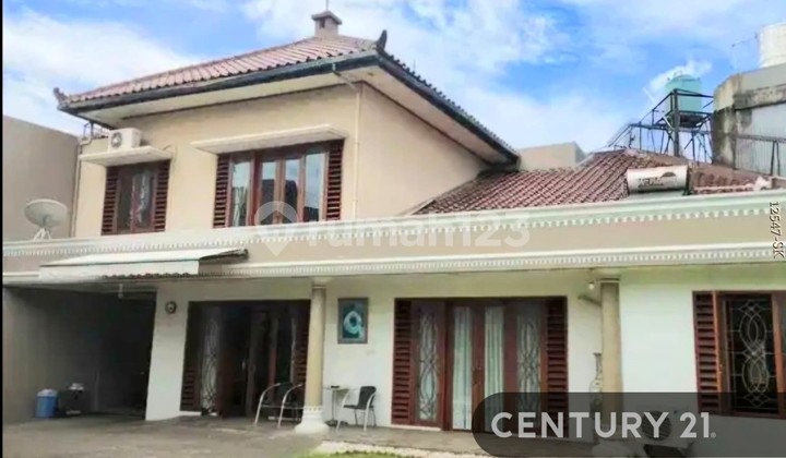 Dijual Rumah dengan Tanah Luas Lokasi Strategis di Sektor 5