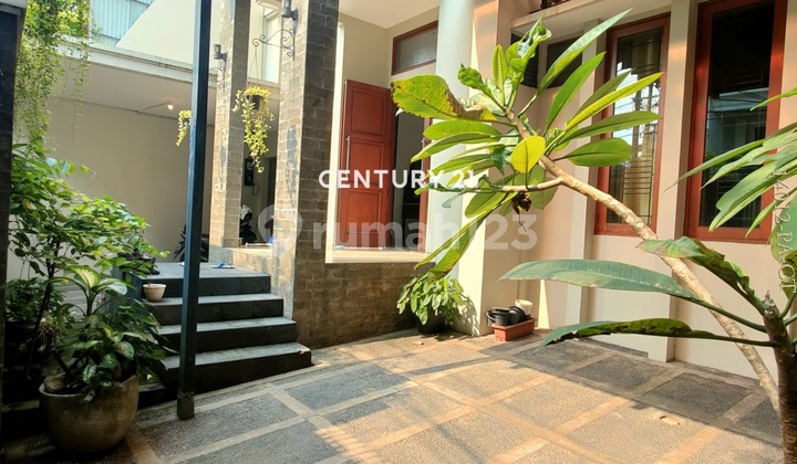 For Rent House With Pool Strategically Located Near SCBD Senayan For Rent House With Pool Strategically Located Near SCBD Senayan