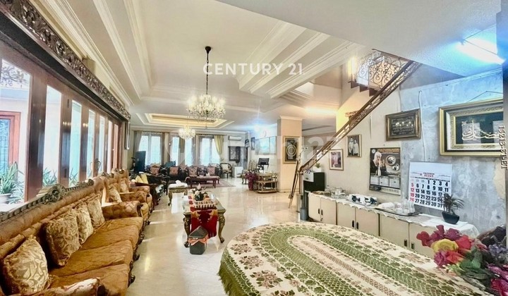 Dijual Rumah Hook dengan Kolam Renang di Sektor 1 Bintaro 2