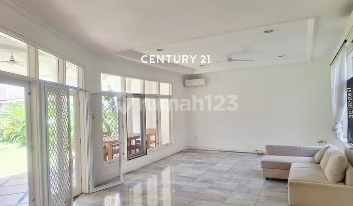 Dijual atau Disewakan Rumah Ada Kolam Renang di Pangeran Antasari 2