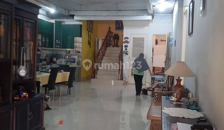 ruang keluarga rumah 2 lantai bergaya modern