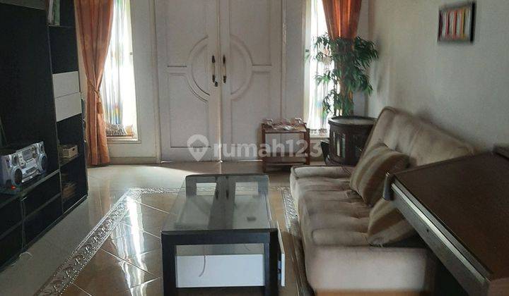 ruang keluarga rumah 2 lantai bergaya modern