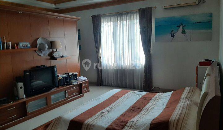 kamar tidur rumah 2 lantai bergaya modern