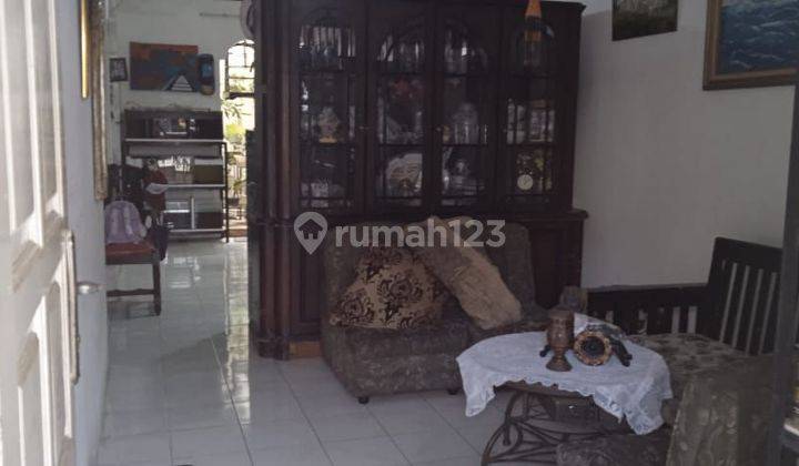 ruang tamu rumah 2 lantai siap huni