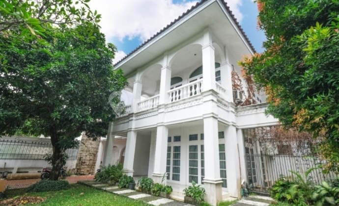 Rumah Nyaman dan Asri serta strategis di Pondok Indah Jakarta Selatan