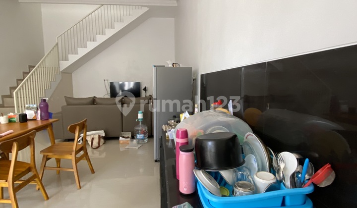 Rumah Pojok Araya Ada Kolam Renang Pribadi