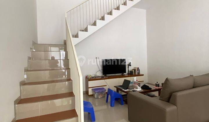 Rumah Pojok Araya Ada Kolam Renang Pribadi