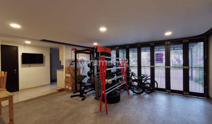 Rumah mewah 3 lantai Furnish hadap selatan depan Taman SHM jarang ada di Lakewood Navapark BSD 18