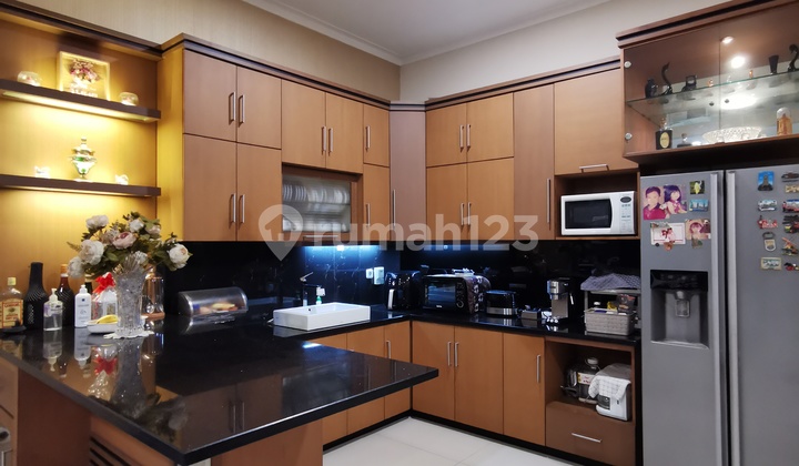 Rumah hook depan taman de Rio Latinos BSD rapi siap huni jarang ada semi furnish  10