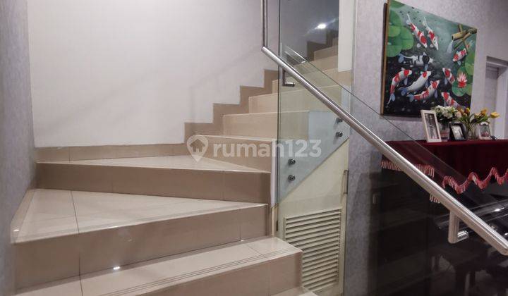 Rumah hook depan taman de Rio Latinos BSD rapi siap huni jarang ada semi furnish  22