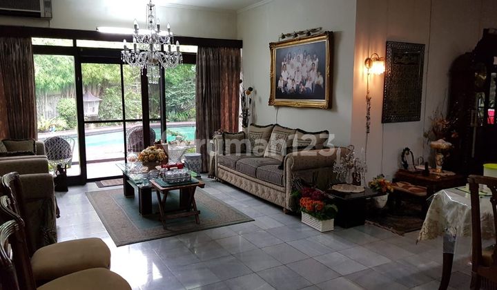 The house has a pool, ready to move in. 2