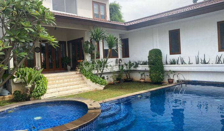 Rumah hadap timur ada swimpool  1