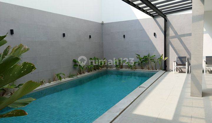 Rumah mewah rapi ada swimpool Pantai indah Kapuk  1