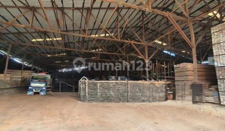 Land for Sale with Warehouse Bonus, Strategic Location on Parung Main Road.