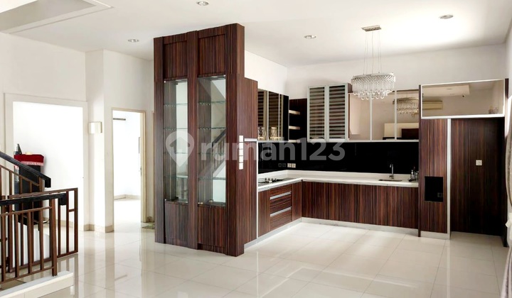 Rumah Garden House Pik 6 Bedroom Furnish