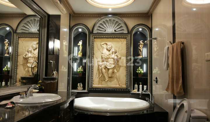 Rumah Besar Klasik Siap Huni Banyak Ruangan Multifungsi