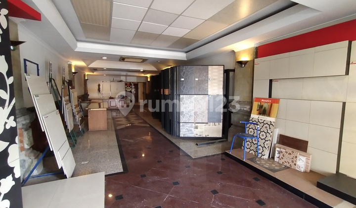 Shophouse At Main Road Gatot Subroto, Denpasar, Easy And Wide Road Access, Close To Lumintang Park, Kfc And Mcdonald's