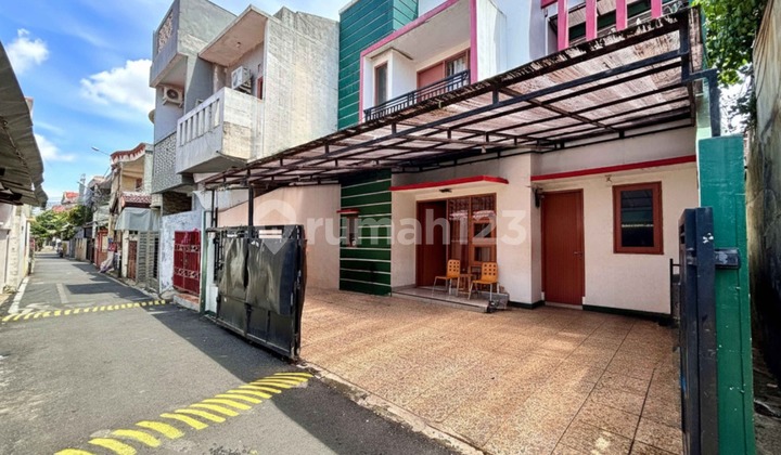 Rumah 2 Lantai Strategis di Tebet