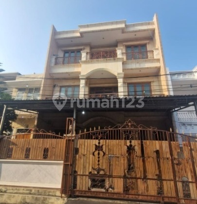 House for Sale in Sunter, Area 10×18 Meters