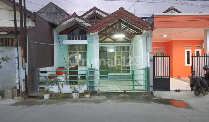 Dijual Rumah Komplek Taman Harapan Baru, Luas 99 M