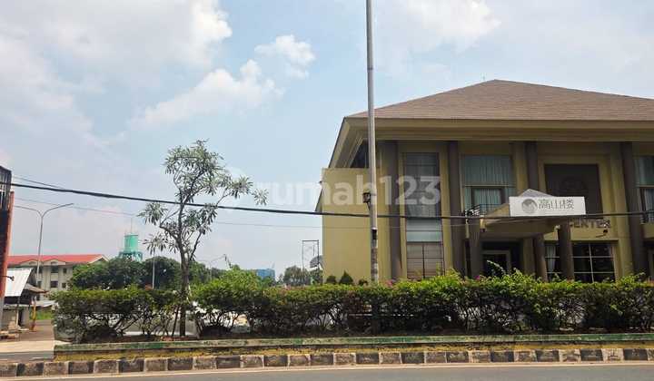 For Sale / For Rent Shophouse Located on Main Street, Serpong. Rent 250 Million/Year 2
