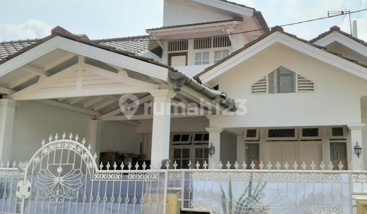 Spacious and Wide House with a Front Garden in Pamulang Estate
