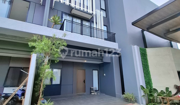 Rumah Mewah 3 Lantai + Rooftop Di Jakarta Selatan 2